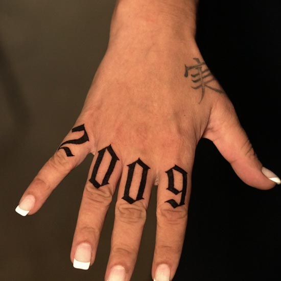 year 2009 tattoo design idea woman finger