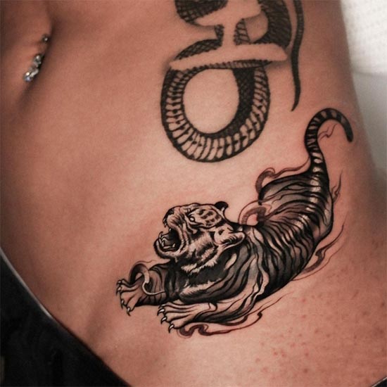 small tiger tattoo design female upper front hip black and grey