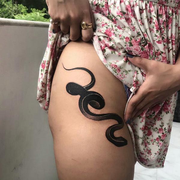 snake free hand blackwork tattoo girl inner hip