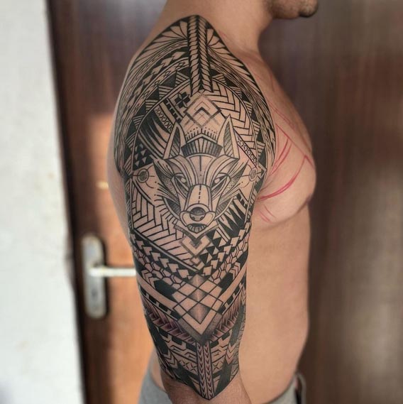 polynesian samoan tattoo man shoulder bicep