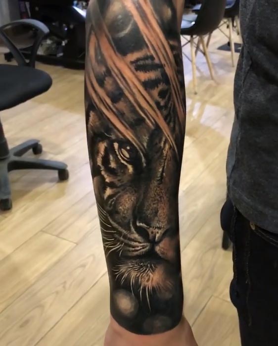 tiger tattoo design male half sleeve black and grey