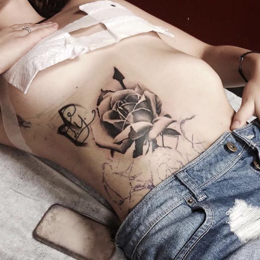 rose-tattoo-black-and-grey-woman-half-stomach